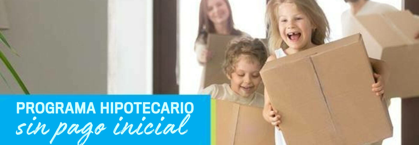 Una familia entrando en una casa con cajas con dos niños sonrientes corriendo hacia adelante. Superposición de texto que dice "Programa de hipoteca sin pago inicial"